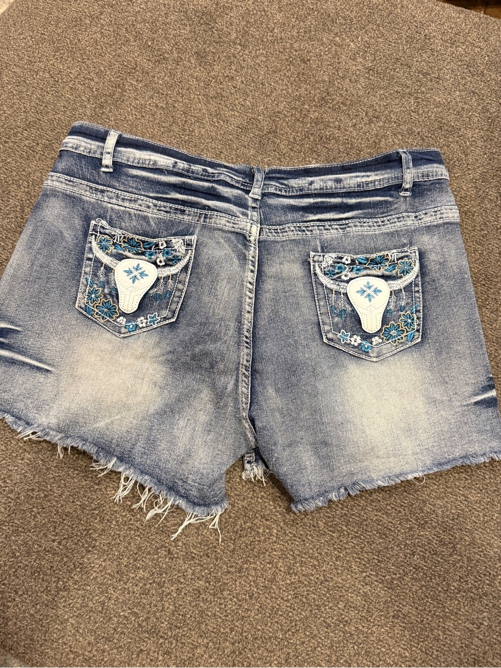 Women’s Light Blue Skull Leather Patch Embroidered Denim Shorts size XXL